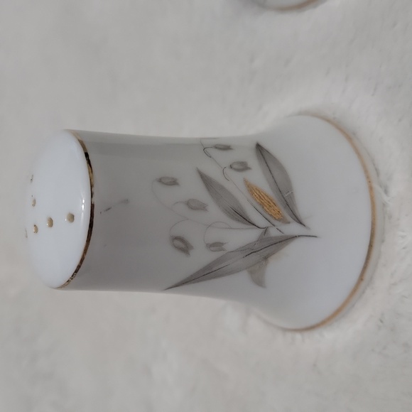 Vintage Kaysons Golden Rhapsody Fine China Salt and Pepper Shakers - Picture 2 of 7